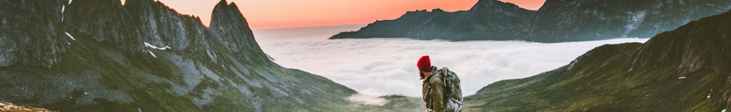 Landskapsfotograf beveger seg rundt i Norges flotte fjell, hvor han er fotografert i blåtimen